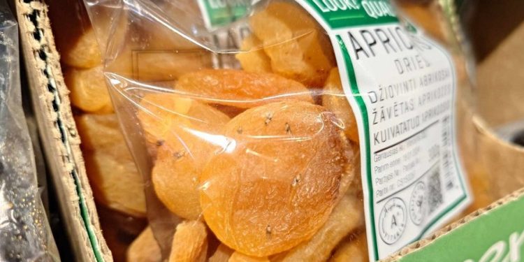 Savaitę „Maxima” lentynoje guli abrikosai apkibę musytėmis ir niekas iš personalo jų nepastebi