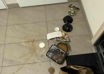 Kurjeris išmetęs maistą prie durų pasišalino