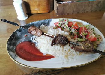 Kokia būtų jūsų reakcija gavus kavinėje tokią porciją šašlykų