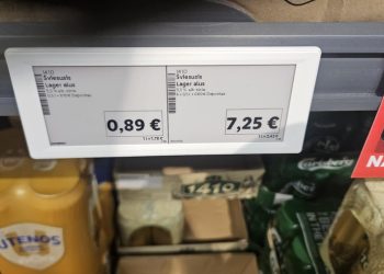 Kasoje kaina neatitinka nurodytai lentynoje, darbuotoja nieko negali padaryti