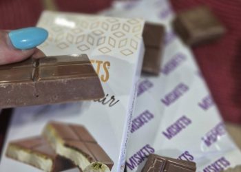 Pirko parduotuvėje visų iš liaupsintą šokoladą, o tai ką rado viduje pirkėją nuliūdino