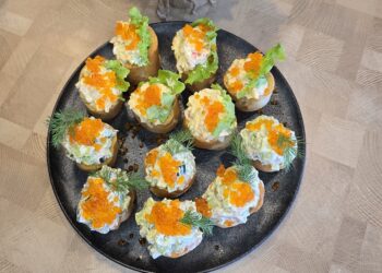 Dviejų rūšių užkandukai su lašiša ir krabų skonio lazdelėmis