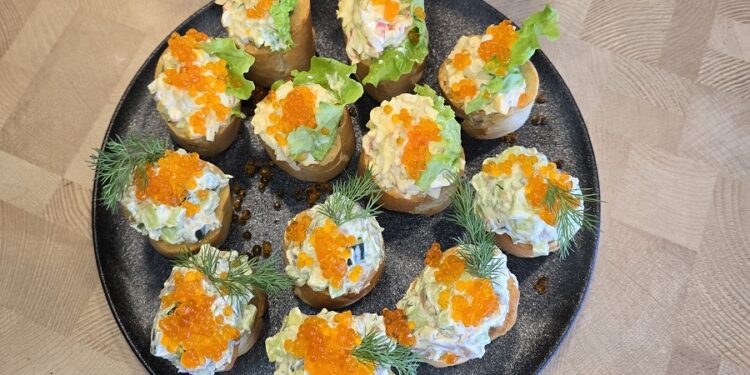 Dviejų rūšių užkandukai su lašiša ir krabų skonio lazdelėmis